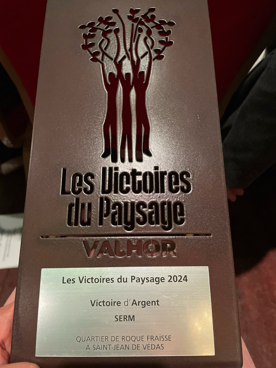 🥈 **Argent pour le quartier Roque Fraïsse**  
Alliant modernité et nature, ce quartier applique la règle **« 3/30/300 »** :  
✔️ Voir 3 arbres,  
✔️ 30 % de canopée,  
✔️ Espaces verts à 300 m.  

2 projets exemplaires pour une ville durable ! 👏  

#NatureEnVille #stjeandevédas