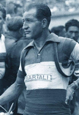OSNMITALY's tweet photo. Gino Bartali, un eroe d'altri tempi
Quando i fascisti lo convocano, quel giorno, Gino Bartali ha paura.

Ma non può non andare, sanno dove abita, ha un bimbo piccolo.
Non che non lo abbiano mai controllato, dopo lo scoppio della guerra: durante gli allenamenti tra Firenze e Assisi era facilissimo che lo fermassero. Ma ogni volta che vedevano la sua faccia e riconoscevano il campione già vincitore del Giro d'Italia e del Tour de France e della Milano Sanremo e di tante altre gare, tutto filava liscio.
Quel giorno è diverso, perché lo hanno convocato a Villa Triste, come è soprannominato il palazzo dove è alloggiata la Banda Carità che lo cerca.
La banda, che prende il nome dal comandante Mario Carità, è una delle più crudeli formazioni fasciste, specializzata in rastrellamenti, torture e infiltrazioni dentro i gruppi partigiani per arrestarne e ucciderne i componenti.Villa Triste è famosa per le grida che provengono dalle vittime che i fascisti torturano.
A volte, dalle sue stanze, arriva la musica di un pianoforte, suonato per coprire le urla dei poveretti.
Appena arriva, Bartali viene condotto nelle cantine, dove capisce che è tutto vero quanto ha sentito dire: vede esposte armi, bastoni e vari strumenti di tortura che sembrano medioevali e con cui si fanno parlare le persone, quando le botte non bastano.
Anche Gino, un uomo durissimo e capace di soffrire ogni tormento sui pedali, è spaventato.
"Erano tempi in cui la vita non costava niente. Era appesa a un filo, al caso, agli umori degli altri", dirà.
E la sua vita, quel giorno, è appesa agli umori del terribile Mario Carità.
Il gerarca ha intercettato delle lettere, indirizzate a Bartali, che vengono dal Vaticano e lo ringraziano per il suo aiuto.
Le lettere sono lì, sul tavolo.
“Di che aiuto si tratta, Bartali? Cosa ha fatto per meritarsi i ringraziamenti del Vaticano? Ha portato armi?"
“Io nemmeno so sparare!".
"E allora ha portato altre cose! Lo confessi".
"Ho solo mandato caffè, farina e zucchero e altro cibo ai bisognosi".
"E lei mi vuole far credere che il Vaticano scriverebbe a un campione come lei per ringraziarla di aver mandato caffè, farina e zucchero?".
“Questa è la verità" insiste Bartali.
Carità lo fissa con i suoi occhi da rettile.
"Vediamo se in cella si schiarisce le idee".
Gino finisce incarcerato per due giorni, nelle stanze di Villa Triste.
Al terzo giorno lo riportano in cantina, ma Carità non è solo, si è portato tre altri militari. L'aguzzino fascista gli rifà la stessa domanda.
"Cosa ha fatto per il Vaticano, Bartali? Portava armi? O altro?".
Gino insiste: "Caffè, farina e zucchero".
Carità perde la pazienza, urla, ma uno dei tre ufficiali con lui è un militare che ha avuto Gino al suo servizio, ai tempi della leva.
“Conosco Bartali, è sempre stato uno sincero, uno che dice la verità. Se i ringraziamenti erano per farina e zucchero, allora è vero. Non perdiamo tempo con lui”.
Carità, riluttante, si convince a liberare il ciclista, anche perché gli americani si avvicinano a Firenze e c’è bisogno di lui e dei suoi uomini per combatterli.
Gino esce tutto intero da Villa Triste, incredulo di essersi salvato per le parole di quel militare che pensava di conoscerlo così bene.
Ma sbagliava, perché Gino ha mentito.
Non sono caffè, farina e zucchero, i motivi per cui il Vaticano lo ringrazia.
Per tutto il tempo in cui ha corso lungo la Firenze – Assisi, nel telaio della bicicletta cui si accede staccando il sellino, Bartali ha nascosto fotografie e altre carte necessarie a fabbricare documenti falsi destinati a centinaia di ebrei da salvare.
Lo ha fatto per conto del Vescovo di Firenze Elia Dalla Costa, l’uomo che ha celebrato il suo matrimonio e che ha pensato a Bartali come unica possibilità di passare i controlli.
“Ma non devi dire nulla a nessuno, Gino! Nemmeno alla tua famiglia. O quelli ammazzano tutti”.
Non solo: ogni volta in cui arrivava un treno da Assisi su cui viaggiavano ebrei che volevano prendere coincidenze per fuggire in altre parti d’Italia, Gino è andato al bar della stazione ferroviaria. Lì si è fatto vedere bene da tutti, si è messo in mostra per i tifosi e il caos creato dalla sua presenza ha fatto sì che la polizia fascista e i soldati tedeschi non riuscissero a controllare bene i documenti e facessero passare un po’ tutti.
E poi ancora, altri viaggi in bici, fino a Genova e in Svizzera, per prendere lettere e denaro. Senza contare un’intera famiglia ebrea che è nascosta da un anno nella cantina di una sua casa.
In tutti questi modi, in quegli anni, Bartali ha salvato la vita a un numero imprecisato ed enorme di persone.
Gino, però, mantiene la promessa fatta al Cardinale; non racconta nulla a nessuno, nemmeno ad Adriana e Andrea, per proteggerli. E anche dopo, a guerra finita, tiene il segreto per sé, perché crede che “quando fai un favore ci pensi per una notte, ma te ne dimentichi il giorno dopo”.
Solo quando il padre è ormai molto vecchio, il figlio Andrea, che ha sentito girare alcune voci su questa storia, riesce a farsi spiegare dal babbo come sono andate le cose.
“Ma tu non devi dirlo a nessuno, eh!” insiste il campione. "Il bene si fa, ma non si dice. E certe medaglie si appendono all'anima, non alla giacca".
(Riccardo Gazzaniga)
"Abbiamo toccato le stelle"
- Storie di campioni che hanno cambiato il mondo -
