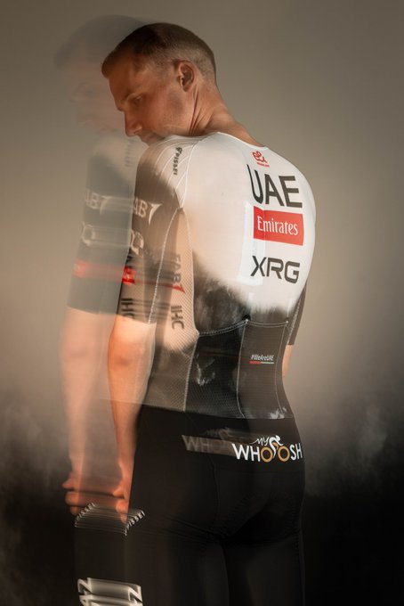 Tim Wellens shows off the 2025 UAE Team Emirates kit (©️ Ulysse Daessle)