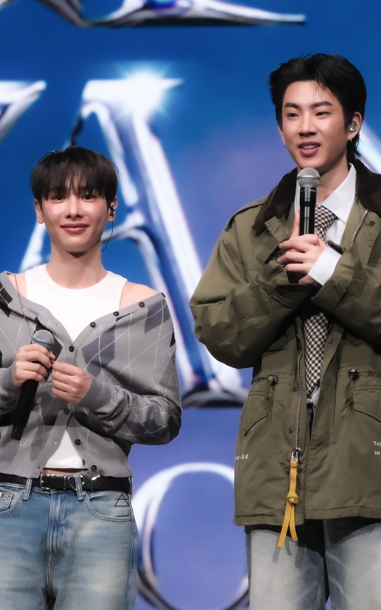 Jneworld's tweet photo. ปิดไฟ         VS       เปิดไฟ

#ออฟกัน  #OffGum 
#GMMTVFanFest2024inMacau https://t.co/xq8ltlgiBx