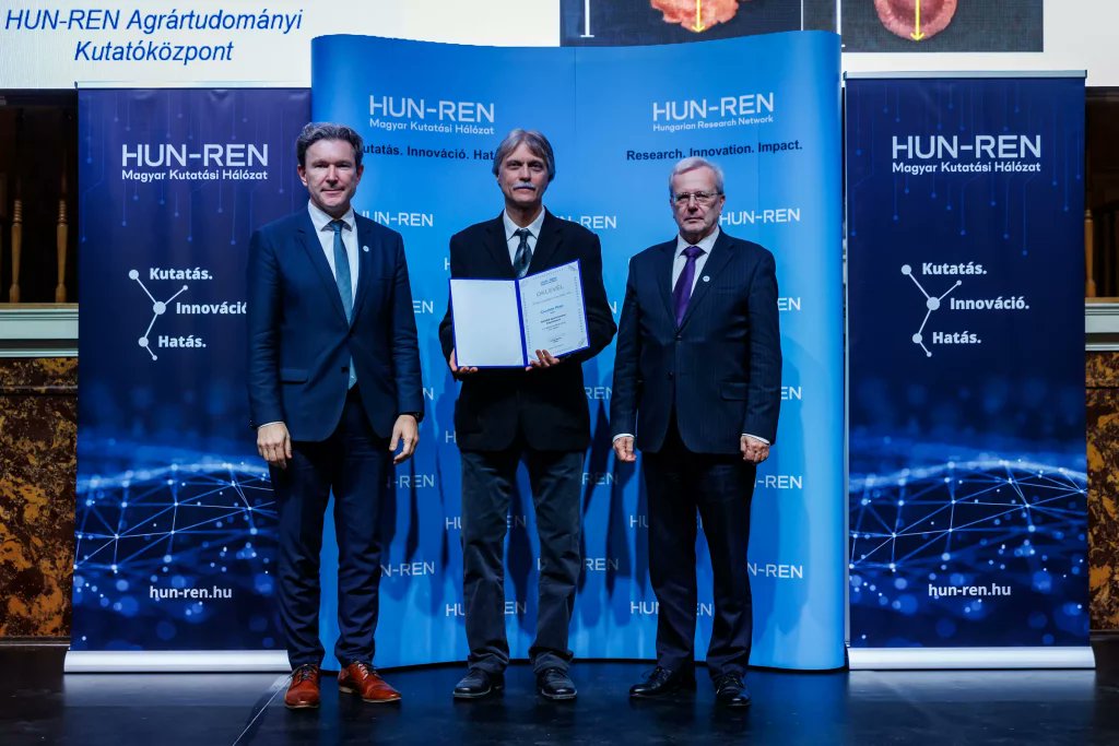 🏅A HUN-REN díjátadó ünnepélyén elismerést kapott a Talajtani Intézet kutatója, Csontos Péter.

📎 Részletek az alábbi linken olvashatók: atk.hun-ren.hu/hu/a-hun-ren-d…

#HUNREN #HUNRENATK #TAKI