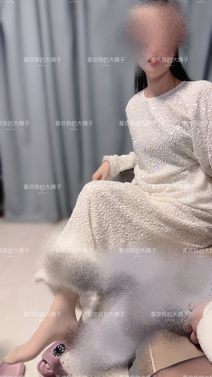 下班回家了，姐妹俩聊天呢
两条骚腿，一条骚肉丝，一条骚黑丝
我特别喜欢今天老婆的这身打扮，上半身很厚，下半身就是一条丝袜，在穿上一双运动鞋，加上结婚带着孩子，少妇的BUFF 叠满了，大姐今天也不错，长裙套装里面穿着肉丝，这一天天的，我现在就想把姐妹俩扒光，大姐说她穿的丁字裤，老婆穿的什么黑色亮闪闪的内裤
@UeeTuip 
@UeeDok 
@UeeWhy 
@UeeFairy
