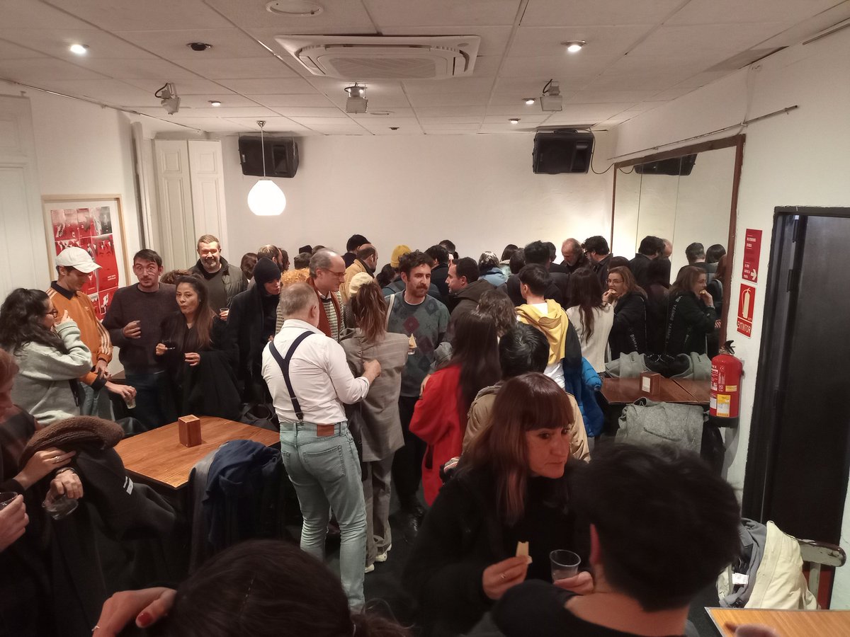 danielgalvalizi's tweet image. 📽️Anoche proyectaron el multipremiado cortometraje #Pathos, de Andrea Noceda, sobre 2 periodistas mayores q buscan respuestas a tanta frustración vital. Luego hasta nos dieron vino y picoteo🍷🧀

Otro bonito momento logrado x el querido @teatrobarrio de #Lavapies
