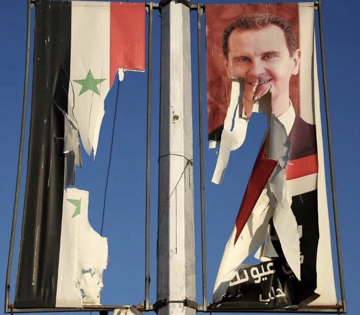 خطأ تاريخي أن يحكم سوريا العظيمة أتفه وأسخف وأجبن سوري، كائن أرعن لا يفهم قيمة ومعاني سوريا وأهلها وتاريخها.
*كنت أشاهد رذاذ البصاق يتطاير من فمه عندما تجرى معه اللقاءات الفضائية، أحزن لأم الحضارة الفينيقية، ومركز جمال الكون، أن يحكمها هذا المسخ!؟