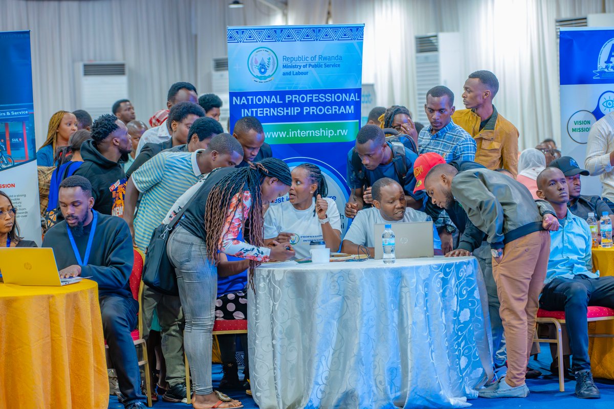 CityofKigali's tweet image. Mu biganiro bitandukanye byatanzwe muri #JobNet, abifuza akazi basabwe kwigirira icyizere kuko igishoro cya mbere bakeneye ari bo ubwabo (human capital).

Mu zindi nama bagiriwe harimo: 

1⃣Kugarariza abatanga akazi ko bashoboye kandi bakabigaragariza mu kazi, 

2⃣Kwihatira kwiga