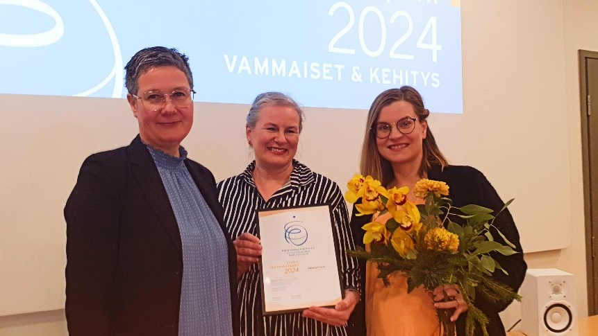 Vuoden 2024 Vammaiset ja kehitys -palkinnon luovutti toiminnanjohtajamme Mari Tuohimaa <a href="/Vaestoliitto/">Väestöliitto</a>'n kansainvälisen kehityksen tiimin Laura Lipsaselle ja <a href="/kamoilmo/">Kamomilla Ilmonen</a>'lle. Onnittelut!