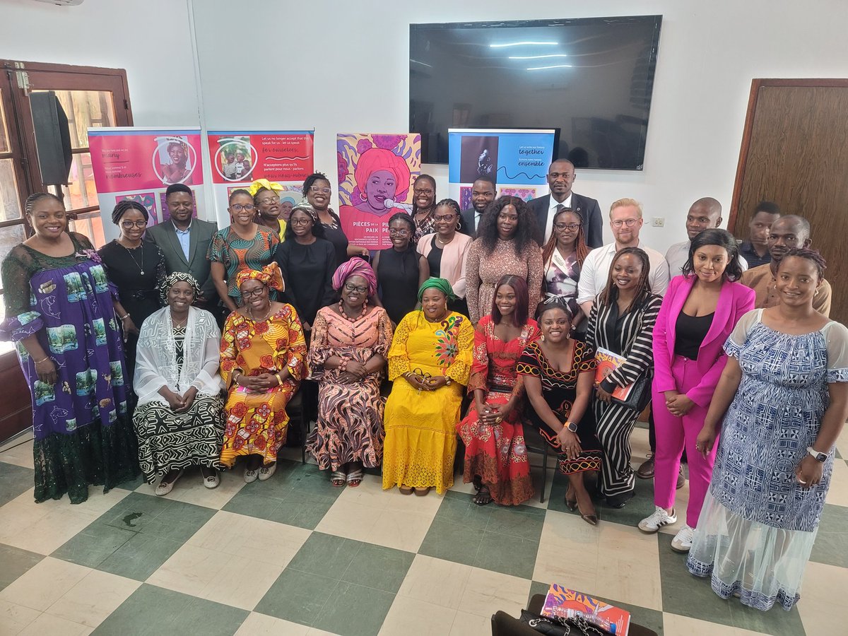 CamerounPeace's tweet photo. Nous sommes ravis de partager notre nouvelle publication 📚 «pièces de paix », avec le public. Il s'agit d'un recueil de documents clés issus de la première Convention des femmes pour la Paix au 🇨🇲
#gendereqaulité
#inclussion
Télécharger à: https://t.co/arHNY44dZH https://t.co/z48JLBCJl4