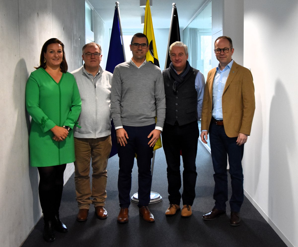 pzwestkust's tweet photo. Vandaag vond het eerste politiecollege in de nieuwe samenstelling plaats. Burgemeesters Janssens, Loones en Vandecasteele kregen een rondleiding in ons Centraal Politiehuis, onze werking werd toegelicht en de eerste collegebesluiten werden genomen. Welkom! https://t.co/hqO1kk7T7C
