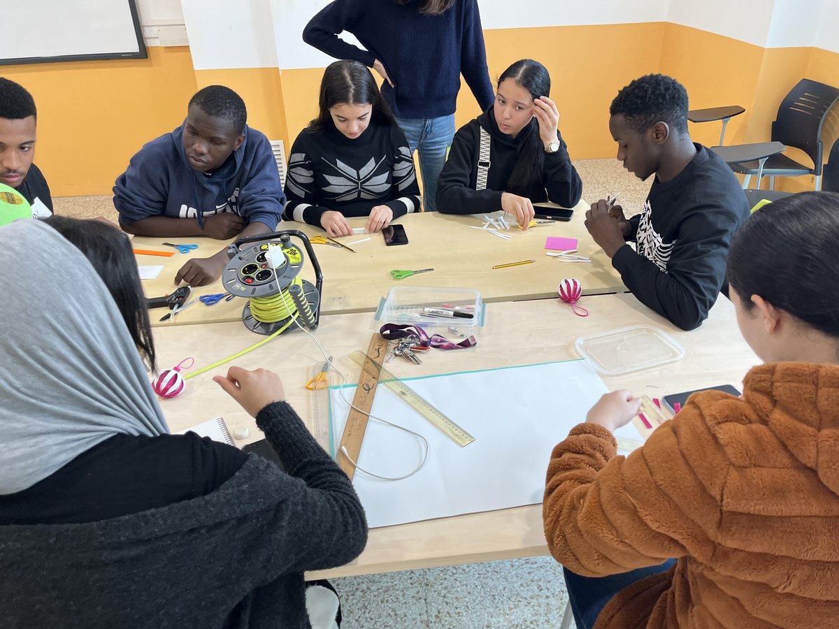 Demà amb el T'acompanyo,projecte que compta amb el suport del Dep. d'Igualtat i Feminismes de la Generalitat de Catalunya,  farem una paradeta de Nadal per recaptar diners per fer activitats amb els/les joves. 
Ens trobareu de 10 a 19h a la cantonada del pont de pedra i la rambla