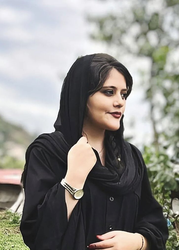 LiterUni_Azahar's tweet photo. 11 El nacimiento de un lema: 2022
Mahsa Amini, detenida y martirizada por "un mal uso del hiyab", murió bajo custodia policial. Su muerte desató protestas lideradas por mujeres durante décadas, reviviendo el lema "Mujer, Vida y Libertad" que unió
voces en contra de la represión. https://t.co/nXghrO4s0l