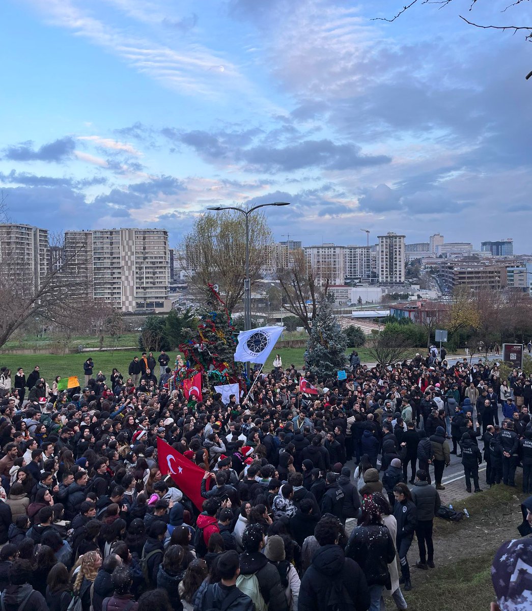 CANLI | Güvenlik ve polis, İslamcı grubu alandan uzaklaştırıldı. YTÜ öğrencileri #YıldızlıAğaç’ı yeniden süsledi.