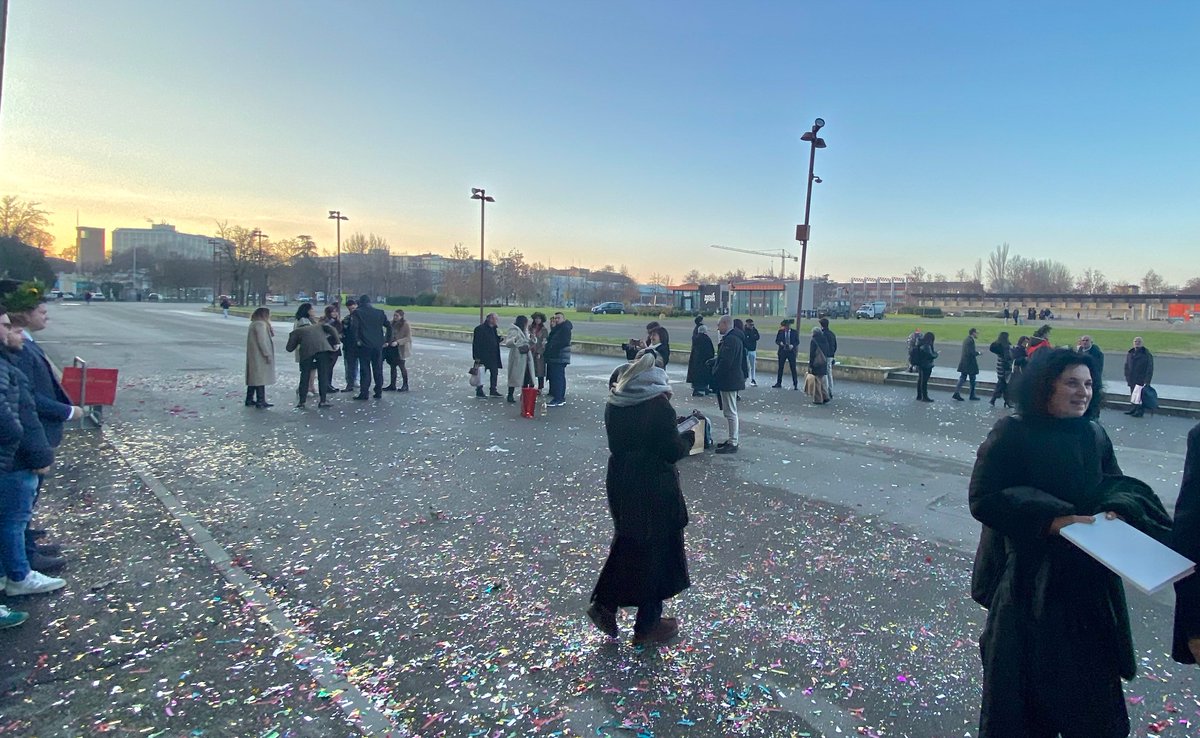 Che oggi sia giorno di lauree lo mostrano i coriandoli e le stelle filanti sparsi per terra e qualche famiglia che ancora si attarda nei dintorni del Dipartimento. Dentro di te, che sei stato davanti a loro per la discussione delle tesi e per la proclamazione, non resta però solo