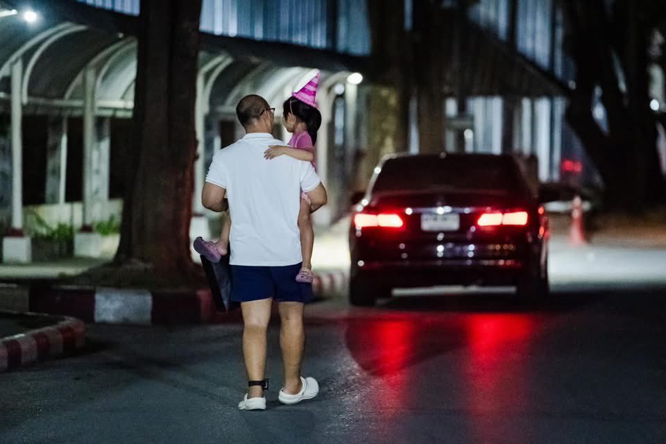 TLHR2014's tweet photo. 20.42 น. “บูม จิรวัฒน์” ผู้ต้องขังคดี #ม112 ได้ปล่อยตัวจากเรือนจำ หลังถูกคุมขังมา 1 ปี 6 วัน และเพิ่งได้รับการประกันตัวระหว่างอุทธรณ์ มีครอบครัวมารอรับ

ตลอดปี มีความพยายามยื่นประกันบูมจำนวน 9 ครั้ง แต่ศาลอุทธรณ์ไม่อนุญาตเรื่อยมา

Crภาพ #ไข่แมวชีส

https://t.co/mu4S81V580 https://t.co/frm3oOiiFr