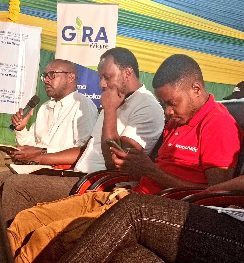 NZOGERA🇷🇼 (@d_nzogera) on Twitter photo #Akakanya: muri Salle mberabyombi y'akarere, Ubuyobozi bwa <a href="/MusanzeDistrict/">Musanze District</a> buri kugirana ikiganiro n'itangazamakuru. N'ikiganiro kibanda ku iterambere n'imibereho myiza y'abaturage, amahirwe y'ishoramari mu Karere n'ibibazo bibangamiye abaturage. #Akakanya: muri Salle mberabyombi y'akarere, Ubuyobozi bwa <a href="/MusanzeDistrict/">Musanze District</a> buri kugirana ikiganiro n'itangazamakuru. N'ikiganiro kibanda ku iterambere n'imibereho myiza y'abaturage, amahirwe y'ishoramari mu Karere n'ibibazo bibangamiye abaturage.