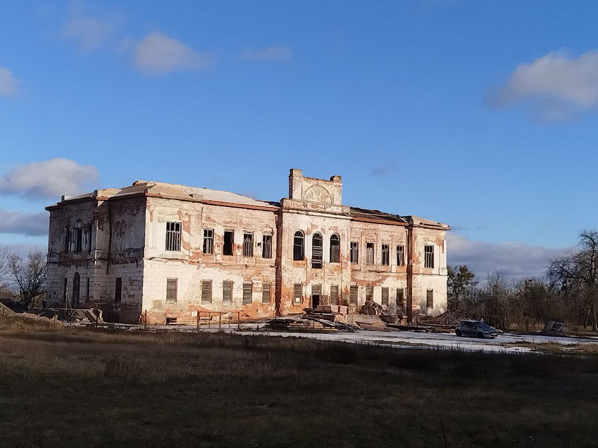 Прыгажунчык наш. Маладзее на вачах. Да НГ будзе цалкам закрыт, але пэўна яшчэ без металу. Але і без металу ад ападкаў будзе ўжо абаронены. Сам метал даўно набыты - адразу пачнем класьць.
Нароўля, Палац, нашы дні.