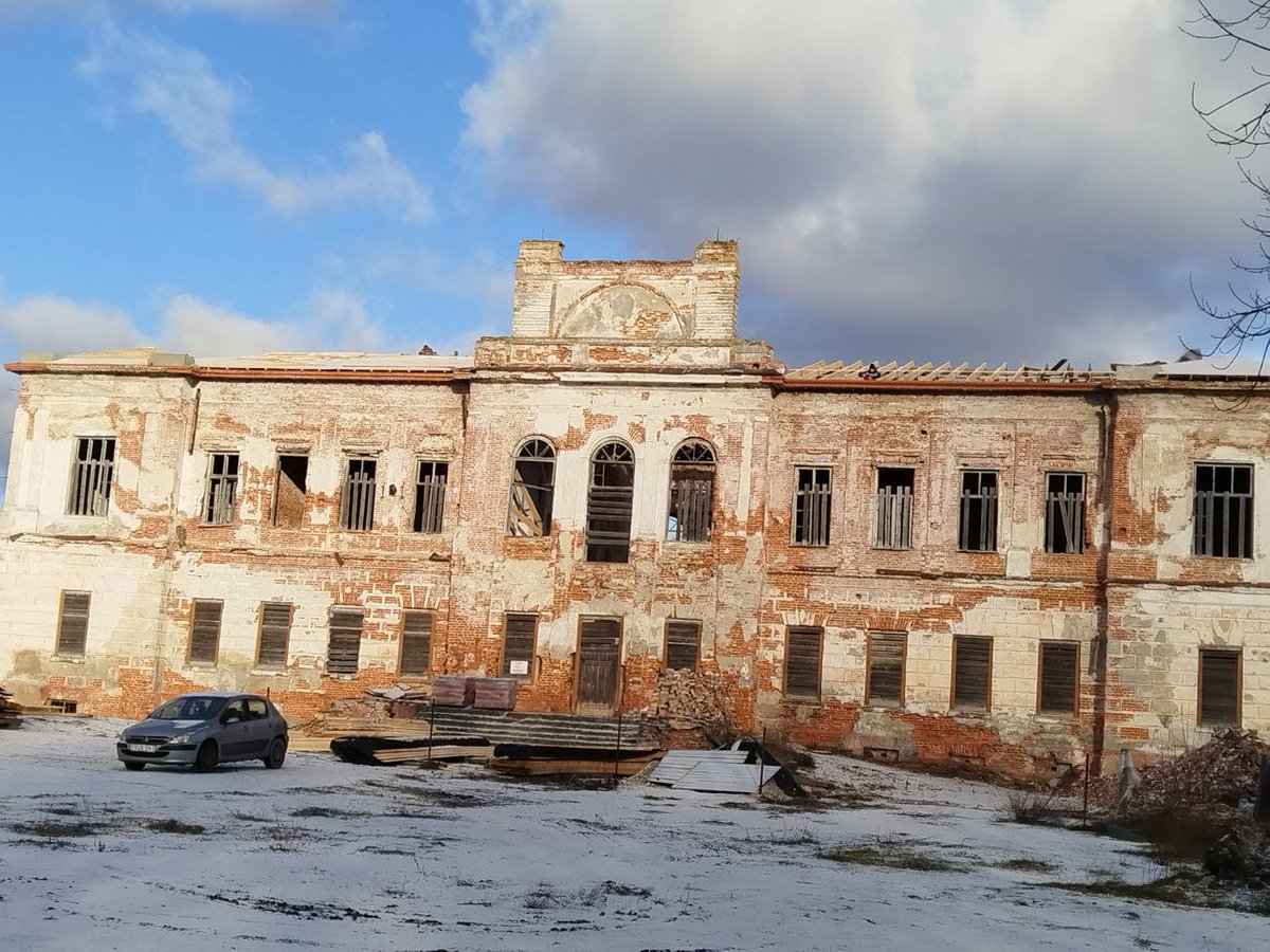pkuznetsoff's tweet photo. Прыгажунчык наш. Маладзее на вачах. Да НГ будзе цалкам закрыт, але пэўна яшчэ без металу. Але і без металу ад ападкаў будзе ўжо абаронены. Сам метал даўно набыты - адразу пачнем класьць.
Нароўля, Палац, нашы дні. https://t.co/wixXBMpVtG