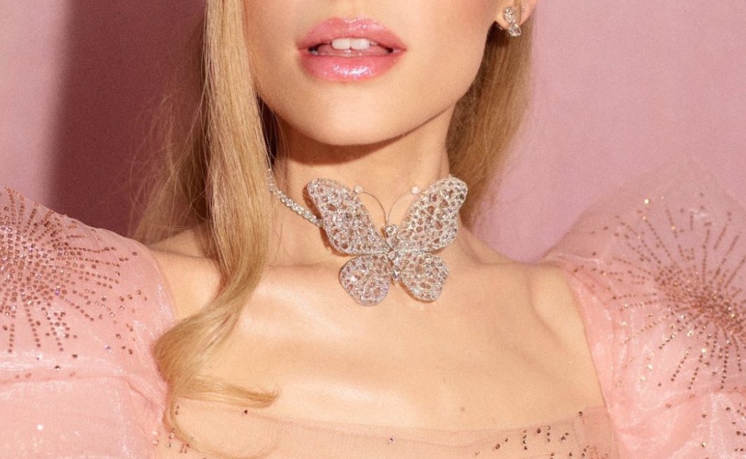 rileysobvious's tweet photo. the details on this look were everything https://t.co/l8DfHcejtP
