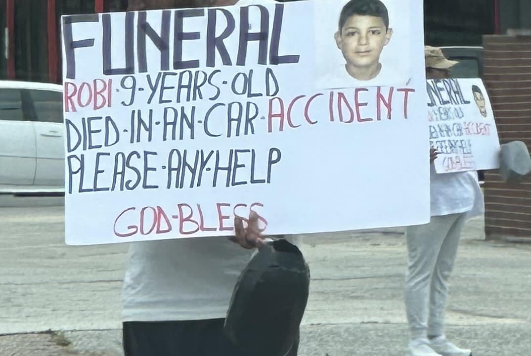 AZAnnieOakley's tweet image. Beware of this crime network scam in AZ using kids' funerals as a ruse to collect cash on street corners! #ScamAlertAZ #FakeFuneralFraud #DontFallForIt #crime #azcrime #phoenix