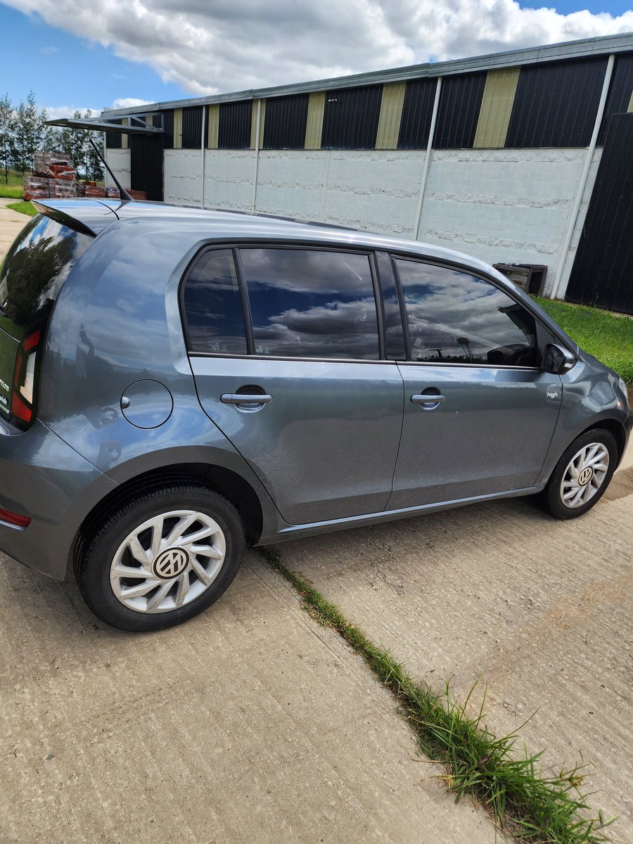 A ver si tw hace su magia.. tengo un up 2017 high i-m con 54 mil k. Único dueño, todos services oficiales, cubiertas nuevas (las cambie por vencidas) quiero cambiar por un suv 2019, t-croos si o si automática. Y necesito financiar la dif.
<a href="/LucasAbriata/">Lucas Abriata</a> <a href="/PiermariniRena/">Rena Piermarini</a> <a href="/fedetbq/">SoloUnPibe</a>