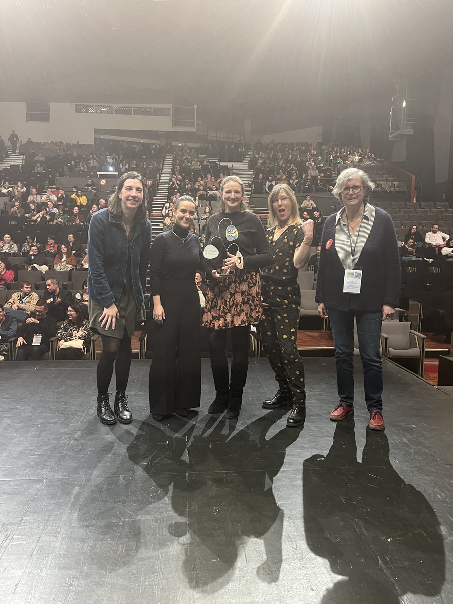 cap_com's tweet photo. @NantesMetropole @_David_Dine @Anacej @gironde @EliseNicaise @villeurbanne @AdrienBlanzy @strasbourg reçoit un prix coup de ❤️ du jury pour « Je lis, je pose, j’affiche » ! Félicitations à eux ! 👏📚 https://t.co/a2JC7Cr2Es #CapCom24 #compublique https://t.co/6fOWygad1q