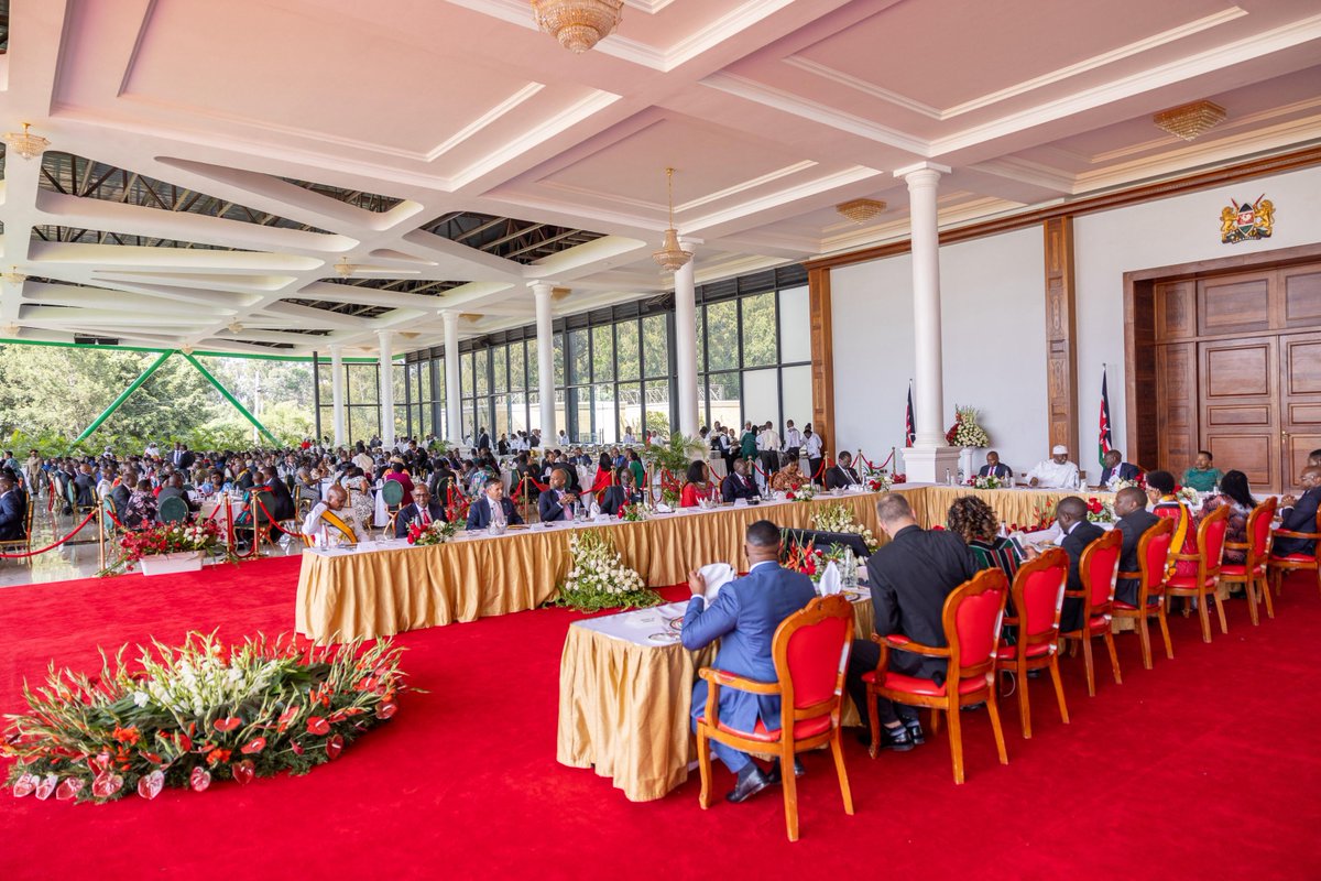 StateHouseKenya's tweet photo. 𝗣𝗥𝗘𝗦𝗜𝗗𝗘𝗡𝗧 𝗥𝗨𝗧𝗢: 𝗙𝗔𝗞𝗘 𝗡𝗘𝗪𝗦 𝗪𝗜𝗟𝗟 𝗗𝗘𝗦𝗧𝗥𝗢𝗬 𝗢𝗨𝗥 𝗙𝗥𝗘𝗘𝗗𝗢𝗠 𝗔𝗡𝗗 𝗗𝗘𝗠𝗢𝗖𝗥𝗔𝗖𝗬

President @WilliamsRuto has urged Kenyans to be cautious of disinformation aimed at sabotaging development, undermining democracy and destabilising the country in pursuit of sectarian political interests.

The President pointed out that much of the opposition against the government stems from inaccurate representation and outright disinformation. - https://t.co/GvOjKGGsvO
