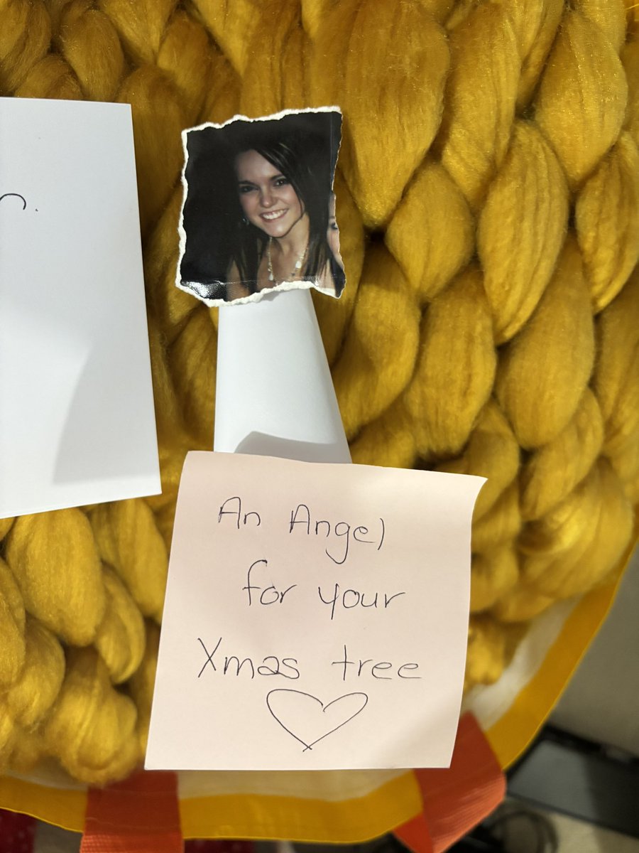 Today was secret Santa day for 2022 cohort <a href="/LancsDClinPsy/">Lancaster DClinPsy</a>. 

I wonder how she worked out it was from me?? 😋