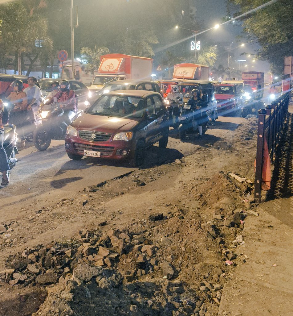 Devang7's tweet photo. Vehicle no MH02BR 0886 parked and kept on SVRD kandivali west near Balbjarati school creating a chaos on traffic @MumbaiPolice @RoadsOfMumbai @CPMumbaiPolice https://t.co/veIGisSj1U