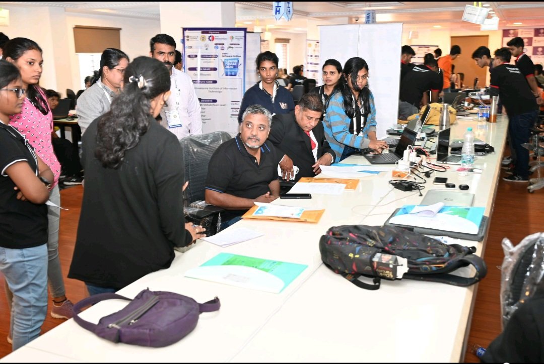 VTU_VRIF's tweet photo. πDay 2 at the Grand Finale of #SmartIndiaHackathon2024 at #VTU, Belagavi is in full swing!
Innovators are showcasing solutions for Ministry of Law & Justice challenges in AI, judicial tech, and awareness. Esteemed jurors provide feedback, driving impactful ideas forward.
#VRIF https://t.co/BZPaMlQwGz