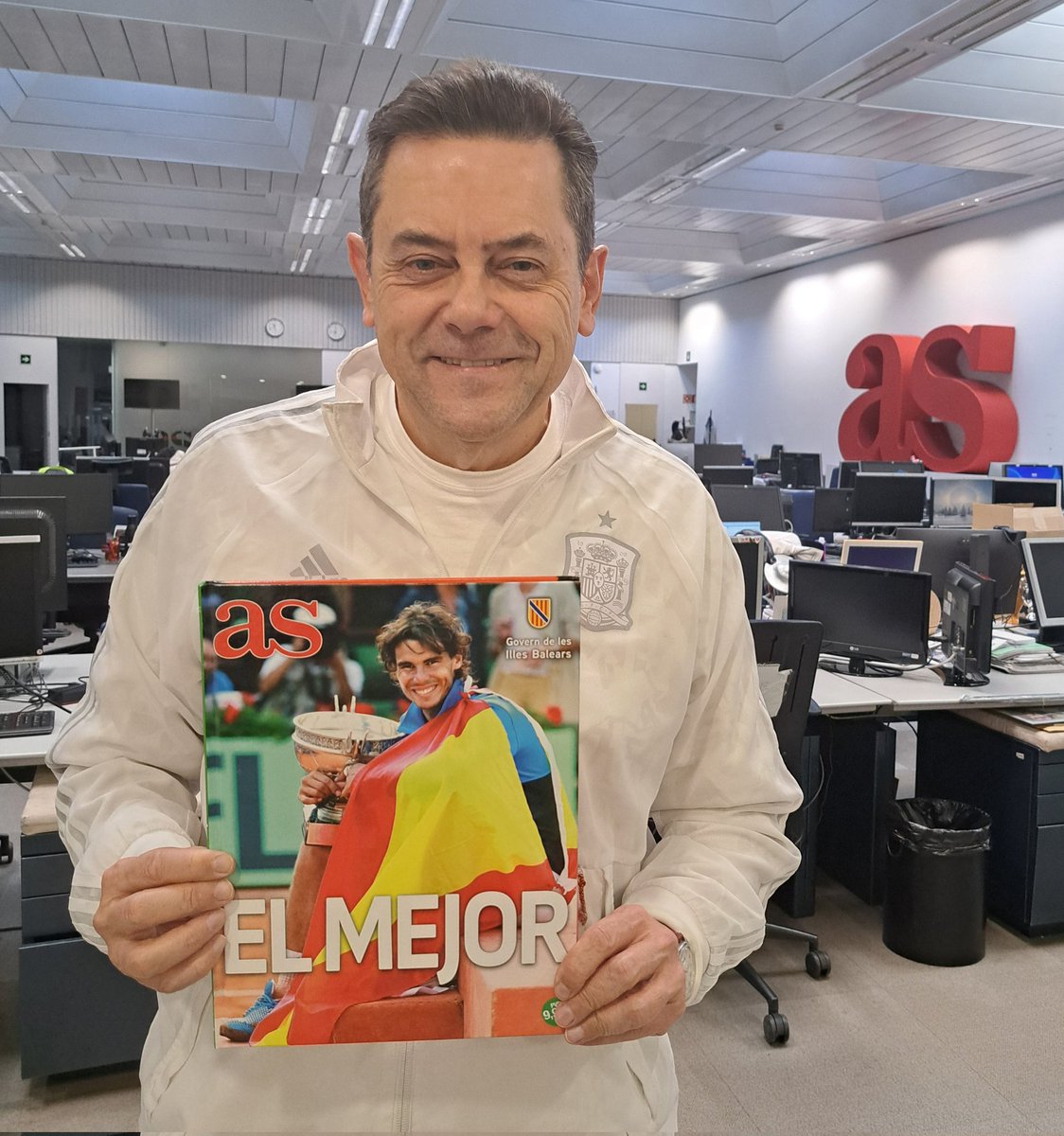 Este viernes, día 13, ya podéis comprar en los diferentes puntos de venta el libro especial que ha editado el <a href="/diarioas/">Diario AS</a> para glosar la increíble carrera de <a href="/RafaelNadal/">Rafa Nadal</a> . Yo ya lo tengo. Reservad rápido que se va a agotar. El MEJOR regalo de Navidad.