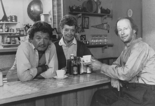 On this day in 1990, The Beachcombers aired its final episode. 
Over the course of 18 years and over 350 episodes, the show showcased British Columbia to the world and became a beloved TV program.
Let's learn more about it :)

🧵1/18