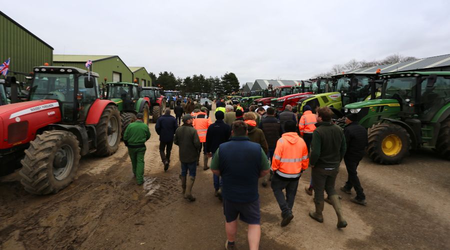 🚜🚜🚜 Tens of farmers from across East Anglia took part in the tractor protest on the A14 near the Port of Felixstowe ⚠️❌⚠️

farmersguide.co.uk/business/polit…

#TractorProtest #EastAnglia #Agriculture #BritishFarming #FarmersProtest #Suffolk #Felixstowe #FelixstowePort