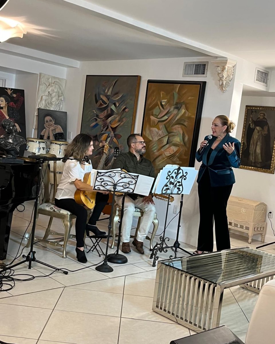 manuel_paneque's tweet photo. Last night at Pinceladas de Arte with Alejandra Cossio del Pino. Thank you Alejandra Cossio del Pino and thank you Jesus Brañas. Thanks!!! Thank you Luis Angel for your support and complicity. We are waiting for you this Dec 15th at St Simon Episcopal Church 5pm https://t.co/NYlZ3uAX9J