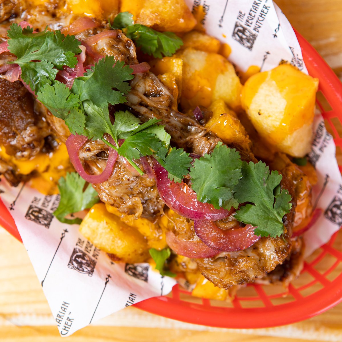 Darlings, voleu unes braves 🔝🔝🔝, doncs voila … La #Bravas de Birria de vedella, estilo Jalisco, amb mozza i maio 😻😻😻. 

Y si eres más de cerdo que de ternera, prueba las Bravas de pibil o las de papada de cerdo 🥷🥷🥷

A que esperas Darlings, una birra y unas bravas