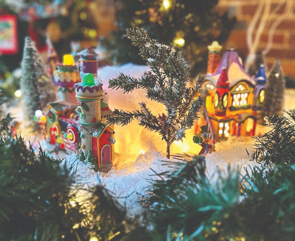 ParisPI's tweet image. This week's P-I features our Holiday Gift Guide! Photos from downtown Paris stores and the Festival of Trees are featured here. Don't miss out on great gifts for your loved ones this holiday season!