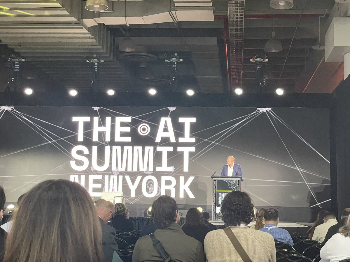 נמצא בכנס AI בניו-יורק. על הבמה נציג של עיריית ניו-יורק שמספר שניו-יורק היא בירת ה- ai העולמית (מבחינת חברות ומחקרים). הציטוט המדוייק- ״אנחנו גדולים יותר מלונדון, תל-אביב וסינגפור״