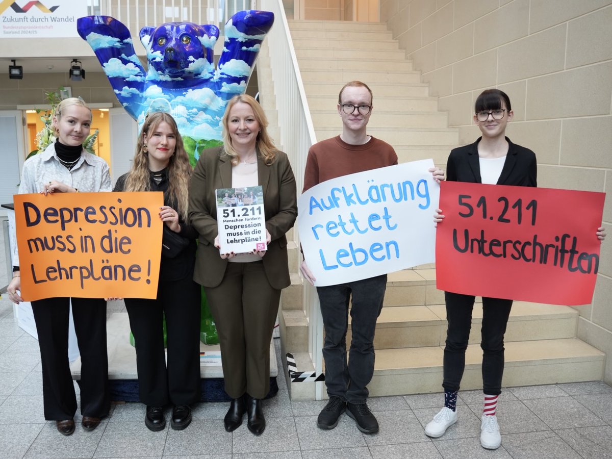 Depression  muss in die Lehrpläne-das fordert der Jugendbeirat der Stiftung  Deutsche Depressionshilfe und hat dafür in einer Petition über 51.000  Unterschriften gesammmelt. Nun haben die Jugendlichen die Unterschriften  an die Präsidentin der Kultusministerkonferenz übergeben.