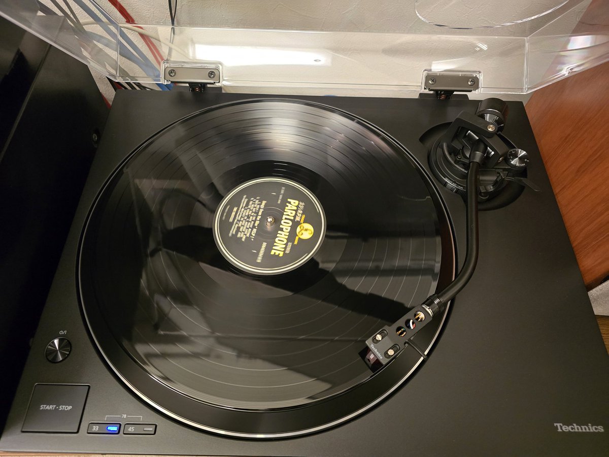 Route227's tweet photo. 早めの誕生日＆クリスマスプレゼント🎁
念願の Technics SL-1500C ゲット！

さっそく、Viner 特有の自然に近く、滑らかな音を楽しんでいます😙

🎼.•*¨*•.¸¸♬🎶•*¨*•.¸¸♬•*¨*•.¸¸♪
HELP! Album (1965) / The Beatles 
Happy New Year / ABBA

#technics #rediscovermusic #premiumclass #turntable #sl1500c