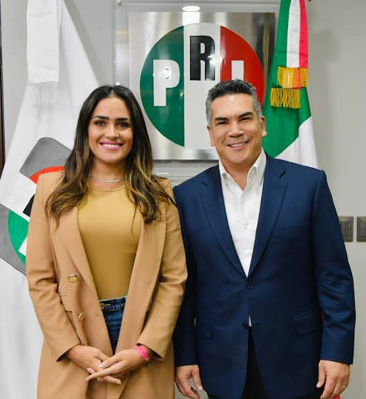 DoctorZamudio's tweet photo. El problema no es que @AlessandraRdlv haya usado al feminismo blanco privilegiado para conseguir un hueso, lo que molesta es su hipocresía. 

Se vendió como una feminista para llegar al poder pero para lograrlo, se alió con un partido que tenía una red de trata de mujeres y llegó de la mano con el dirigente que se robó el presupuesto para el rubro de las Mujeres. 

Tu hipocresía es lo que molesta @AlessandraRdlv