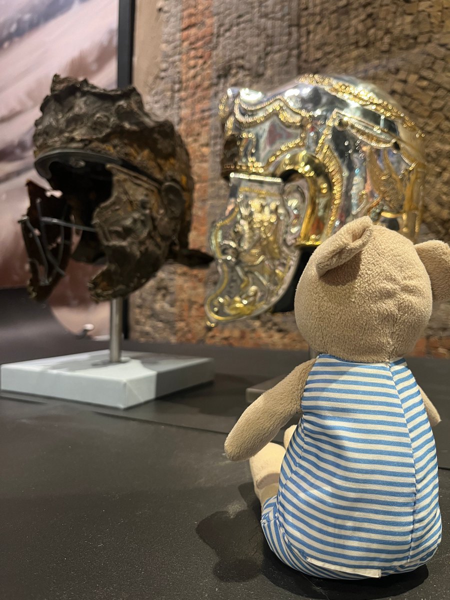 Can you guess where Bjorn the Bear has been? He's been to Melton Carnegie Museum too! Why not see more Well Loved Bears at @charnwoodmuseum open until 4th January 2025 #ThrowbackThursday #LadybirdBooks charnwoodmuseum.co.uk/temporary-exhi…