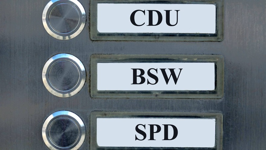 phoenix (@phoenix_de) on Twitter photo #phoenixRunde: Neue Koalitionen im #Osten – Wie schwierig wird das Regieren?
Bei Alexander Kähler:
<a href="/EvaQuadbeck/">Eva Quadbeck</a>, Chefredakteurin <a href="/RND_de/">RND</a>
<a href="/melltstone/">Melanie Stein on threads @melanie.stein_official</a>, Mit-Initiatorin <a href="/WSDOsten/">Wir sind der Osten #wirsindderosten</a>
<a href="/JanHollitzer/">Jan Hollitzer</a>, Chefredakteur <a href="/TAOnline/">Thüringer Allgemeine</a>
<a href="/BenHoeh/">Benjamin Höhne</a>, Politikwissenschaftler <a href="/TUChemnitz/">TU Chemnitz</a>
📲 19:00 📺 21:00 #phoenixRunde: Neue Koalitionen im #Osten – Wie schwierig wird das Regieren?
Bei Alexander Kähler:
<a href="/EvaQuadbeck/">Eva Quadbeck</a>, Chefredakteurin <a href="/RND_de/">RND</a>
<a href="/melltstone/">Melanie Stein on threads @melanie.stein_official</a>, Mit-Initiatorin <a href="/WSDOsten/">Wir sind der Osten #wirsindderosten</a>
<a href="/JanHollitzer/">Jan Hollitzer</a>, Chefredakteur <a href="/TAOnline/">Thüringer Allgemeine</a>
<a href="/BenHoeh/">Benjamin Höhne</a>, Politikwissenschaftler <a href="/TUChemnitz/">TU Chemnitz</a>
📲 19:00 📺 21:00
