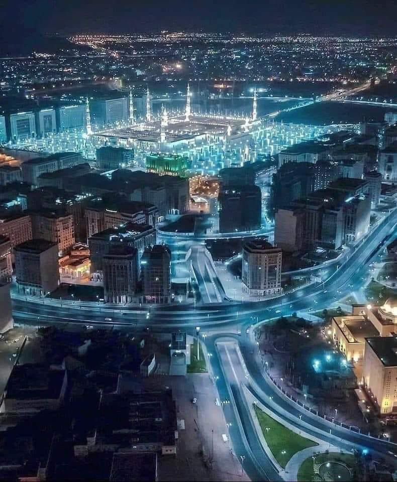 tezar_sa's tweet photo. المدينة المنورة 
مدينة داعمة في كأس العالم 

حديث السعودية - رنيم الحجيلي 

تمثل المدينة المنورة واحدة من المدن الداعمة، والتي يعوّل عليها في تحقيق نجاح هذا الحدث العالمي. وتتضمن استضافة المدينة المنورة للبطولة كمدينة داعمة توفير مرافق رياضية مخصصة من خلال توفير ثلاثة مراكز تدريبية حديثة هي: مدينة الأمير محمد بن عبدالعزيز الرياضية التي ستشهد تطويرا شاملا بحلول عام 2032 لتصبح منشأة متكاملة قادرة على تلبية احتياجات المنتخبات، وملعب نادي أحد الذي سيخضع لتجديد شامل أيضا بحلول العام نفسه ليكون جاهزا لاستضافة معسكرات المنتخبات، والمركز الإقليمي للتدريب في المدينة المنورة الذي من المقرر الانتهاء من إنشائه بحلول عام 2033 ليصبح مركزا رياضيا متخصصا على مستوى عالمي. 
وإلى جانب هذه المنشآت الرياضية، تم اختيار ثلاثة فنادق رئيسية في المدينة المنورة لاستضافة وفود الاتحاد الدولي لكرة القدم FIFA والمنتخبات والإعلاميين، حيث ستوفر هذه الفنادق ما مجموعه 1184 غرفة. 
ويعزّز الاستثمار في البنية التحتية الرياضية والفندقية من مكانة المدينة، ويؤكد على التزام المملكة بتنظيم نسخة استثنائية من كأس العالم تعكس رؤيتها الطموحة لعام 2030 وما بعدها.

#حديث_السعودية
#المدينة_المنورة 
#ترشح_السعودية | #معاً_ننمو | #السعودية34