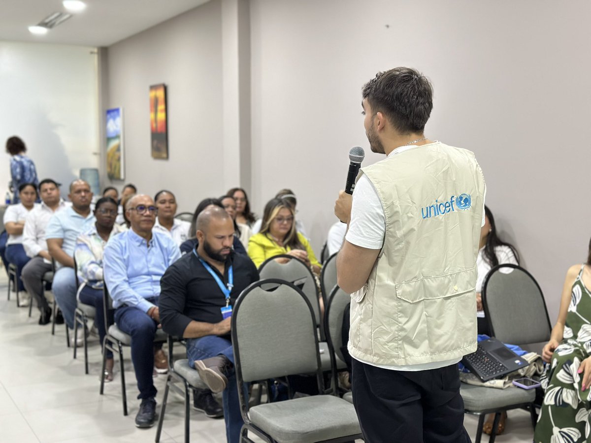 Registraduria's tweet photo. 🧑‍🏫👩‍🏫 Continuamos fortaleciendo conocimientos para proteger los derechos de la niñez

En Riohacha, capacitamos a más de 45 servidores públicos de la Delegación Departamental de La Guajira y funcionarios de las registradurías municipales de Riohacha, Maicao, Uribia, Manaure, Villanueva y Dibulla, en temas como:

✅ Prevención de la apatridia y el subregistro de niños y niñas.
✅ Difusión de la medida temporal y excepcional 'Primero la Niñez'.
✅ Pedagogía sobre protección de los derechos de la niñez, entre ellos el derecho a una identidad.

Estos talleres han contado con el apoyo de @AcnurColombia y @UNICEFColombia, junto a la participación de @CancilleriaCol e @ICBFColombia . 

¡Seguimos trabajando por los derechos de nuestra niñez en el departamento de La Guajira!