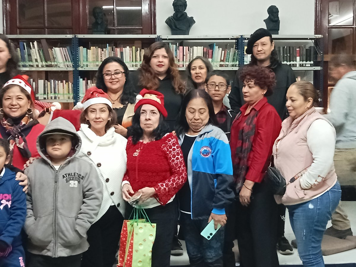 Betusha's tweet photo. Nuestra sala de lectura #MaterialdelosSueños cerro sus actividades con Cartas de Papá Noel de J.R.R Tolkien en la Jesús Quintana https://t.co/5DwcyjbxfZ