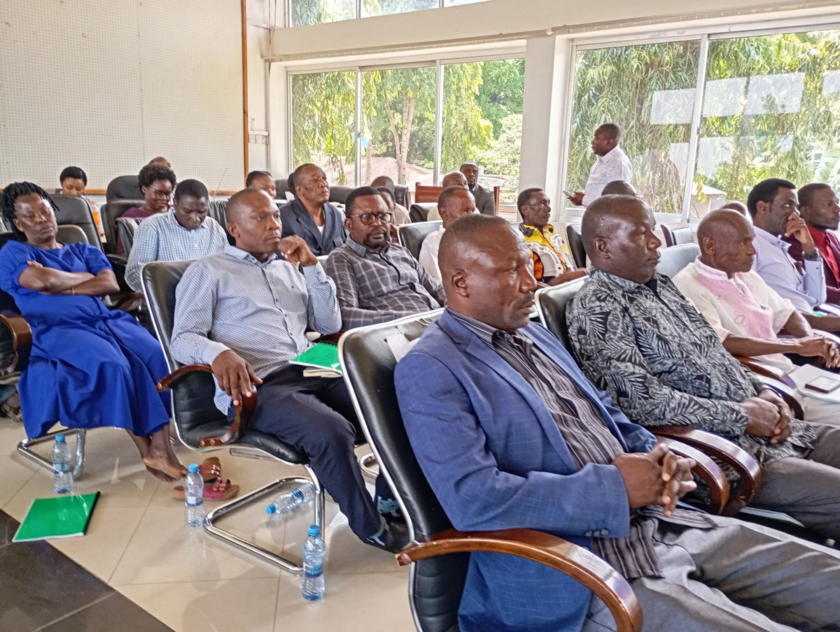 RSMara20's tweet photo. Mkuu wa Mkoa wa Mara Mhe. Kanali Evans Alfred Mtambi leo 12/12/2024 ameongoza kikao cha Kamati ya Ushauri (RCC) amezipongeza Halmashauri kwa makusanyo mazuri ya mapato ya ndani ambapo hadi tarehe 30/11/2024 zimekusanya shilingi bilioni 16.516 sawa na  asilimia 107 ya lengo https://t.co/k9Blg7cyjf