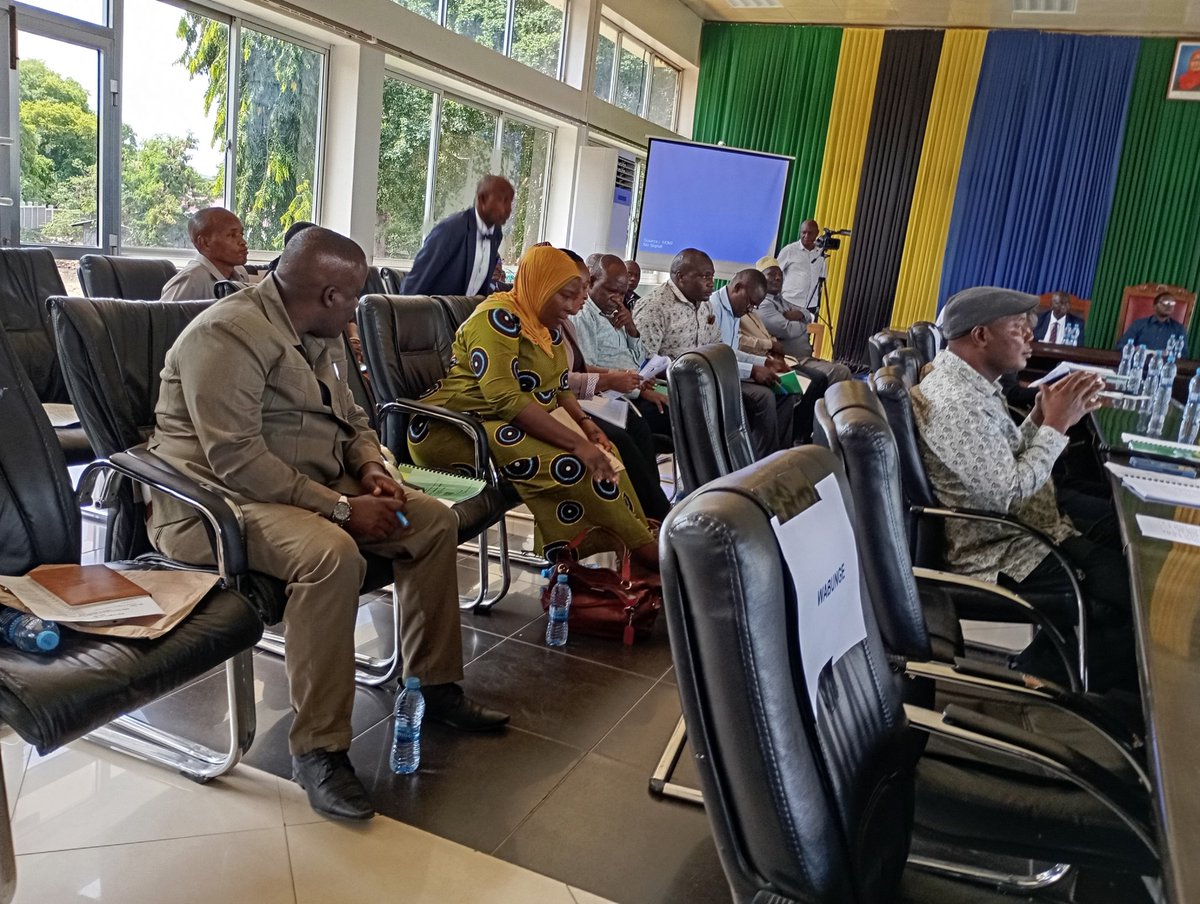 RSMara20's tweet photo. Mkuu wa Mkoa wa Mara Mhe. Kanali Evans Alfred Mtambi leo 12/12/2024 ameongoza kikao cha Kamati ya Ushauri (RCC) amezipongeza Halmashauri kwa makusanyo mazuri ya mapato ya ndani ambapo hadi tarehe 30/11/2024 zimekusanya shilingi bilioni 16.516 sawa na  asilimia 107 ya lengo https://t.co/k9Blg7cyjf