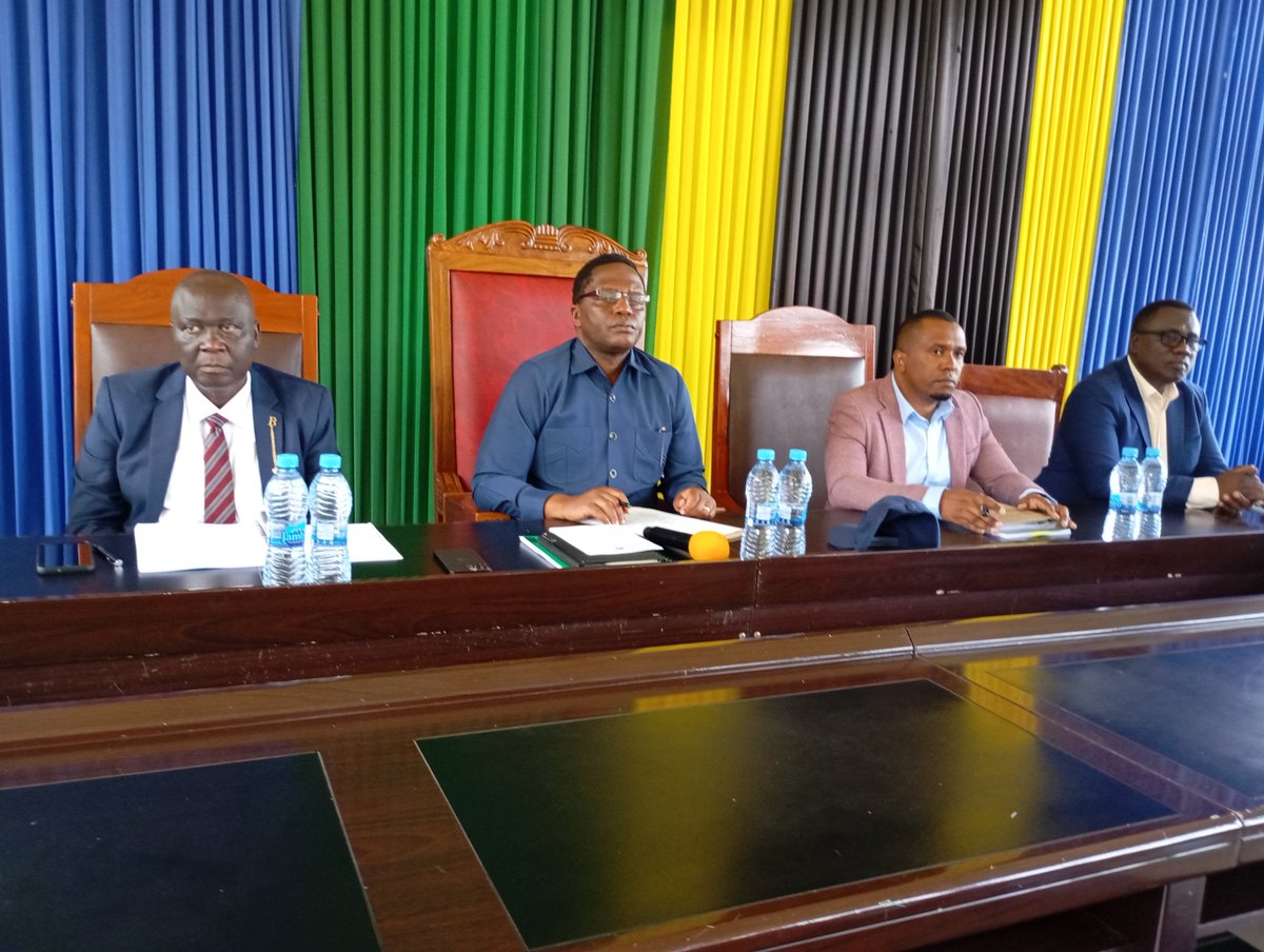 RSMara20's tweet photo. Mkuu wa Mkoa wa Mara Mhe. Kanali Evans Alfred Mtambi leo 12/12/2024 ameongoza kikao cha Kamati ya Ushauri (RCC) amezipongeza Halmashauri kwa makusanyo mazuri ya mapato ya ndani ambapo hadi tarehe 30/11/2024 zimekusanya shilingi bilioni 16.516 sawa na  asilimia 107 ya lengo https://t.co/k9Blg7cyjf
