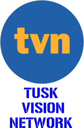 DawidWildstein's tweet photo. Skoro putinada Tuska w sprawie TVN powoduje, że wszyscy żyją tą stacją, warto o niej napisać kilka słów.
Czym jest TVN? W teorii wszyscy wiemy- tubą propagandową Tuska, biuletynem partyjnym PO.
Z tym że uwikłanie polityczne i sprzyjanie interesom Platformy to najmniejszy problem TVN.
TVN  to coś dużo gorszego. TVN to patologia polskiej demokracji. To "dziecko" systemowego upośledzenia Polski. Pokazujące reszcie świata, jak słabym państwem jesteśmy.
To stacja telewizyjna gotowa zdradzać polskie interesy, służyć Łukaszence i Putinowi. Której sam sposób istnienia jest chorobą dla naszego państwa.
Zapraszam na nitkę 🧵o tym, czym naprawdę jest TVN.