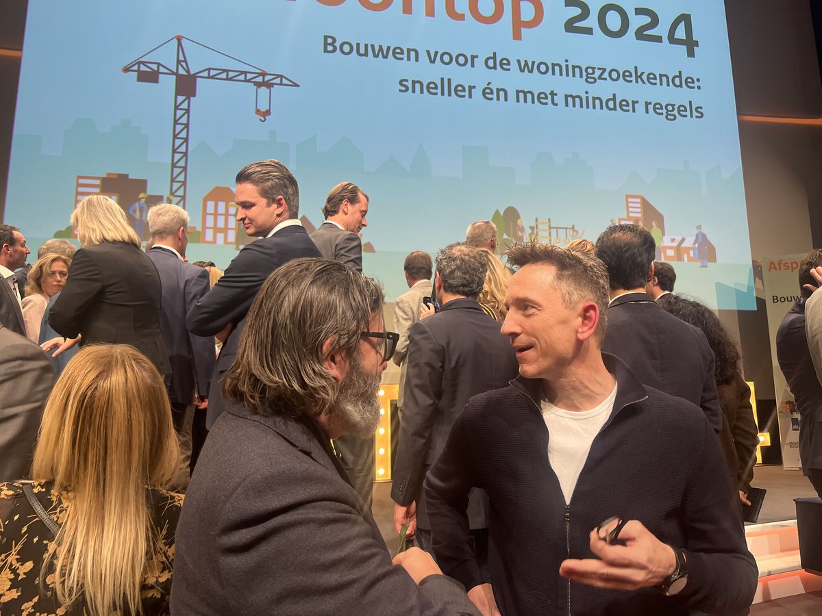 Architecten combineren creativiteit met kennis van regelgeving, #duurzaamheid en sociale behoeften. Zet hen in als de motor van verandering en blijf weg van enkel financieel gedreven belangen", aldus Anne Schroën.  #woontop

Lees het gehele artikel via: 
lnkd.in/eXivUpES