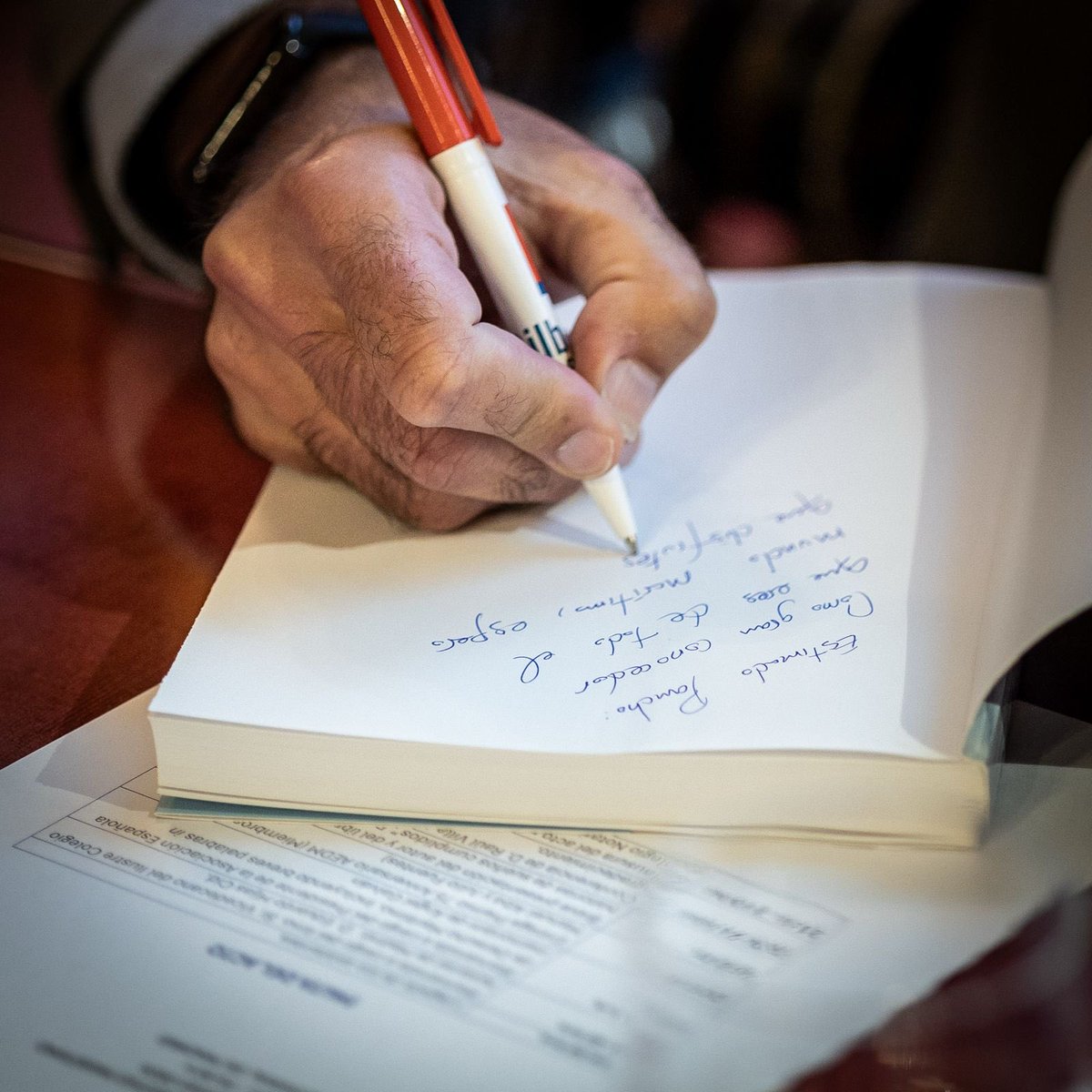 Jornada festiva que tuvo su momento estelar, la presentación de un libro que abre una ventana a la Historia menos conocida.

“La mujer en el mar”, del ingeniero naval Raúl Villa Caro <a href="/rvilcar/">Raúl Villa Caro</a>, con prólogo de la ministra Margarita Robles <a href="/Defensagob/">Ministerio Defensa</a> (2).