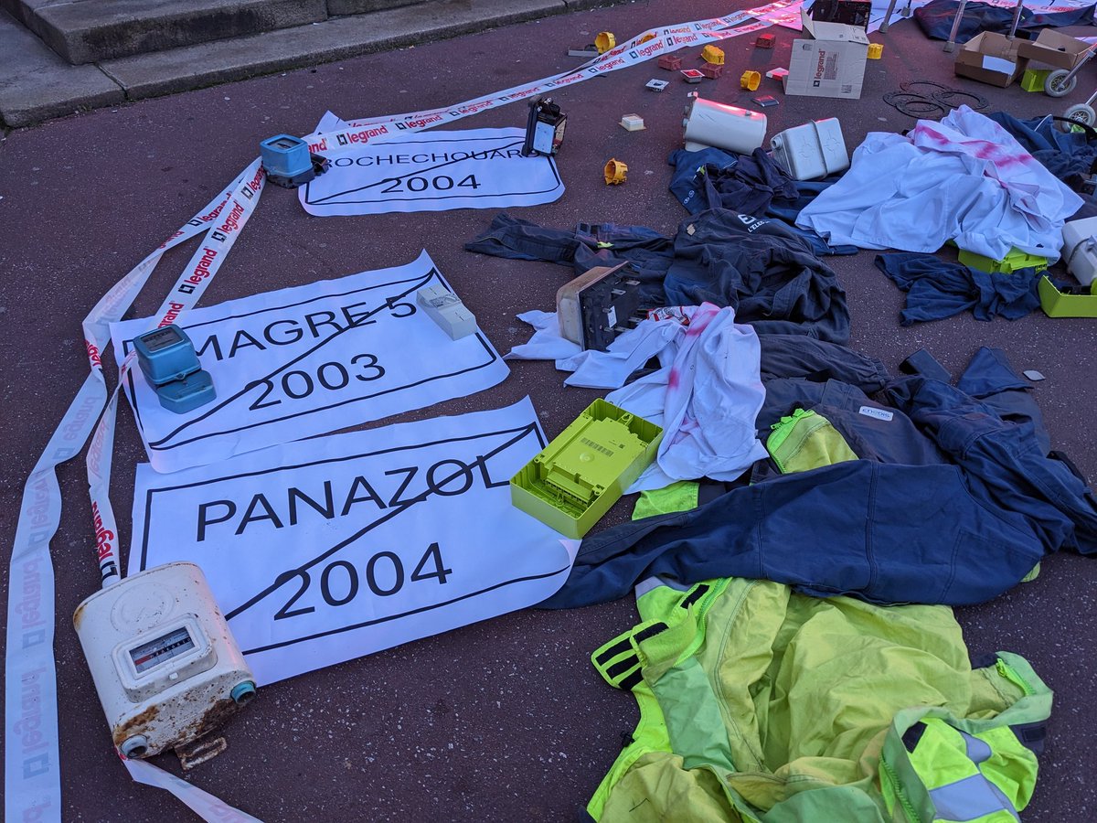 AlineCombrouze's tweet photo. La CGT rappelle, via des pancartes sur le sol, tous les sites Legrand qui ont fermé en Haute-Vienne et Corrèze avec celui de Valprod prévu en 2026. "Comme l'air de rien, c'est 2.000 emplois supprimés, rien qu'en Haute-Vienne", rappelle Karine Cellier de la CGT Legrand Limoges https://t.co/sZXeP1NjIX